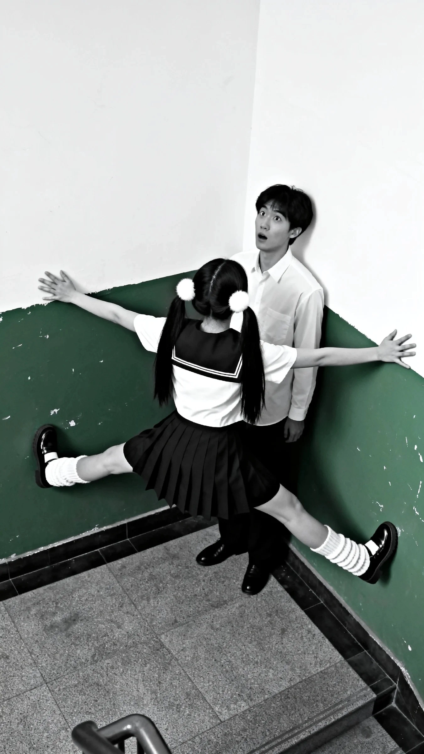 日式校园青春荒诞喜剧，特别动作提示词