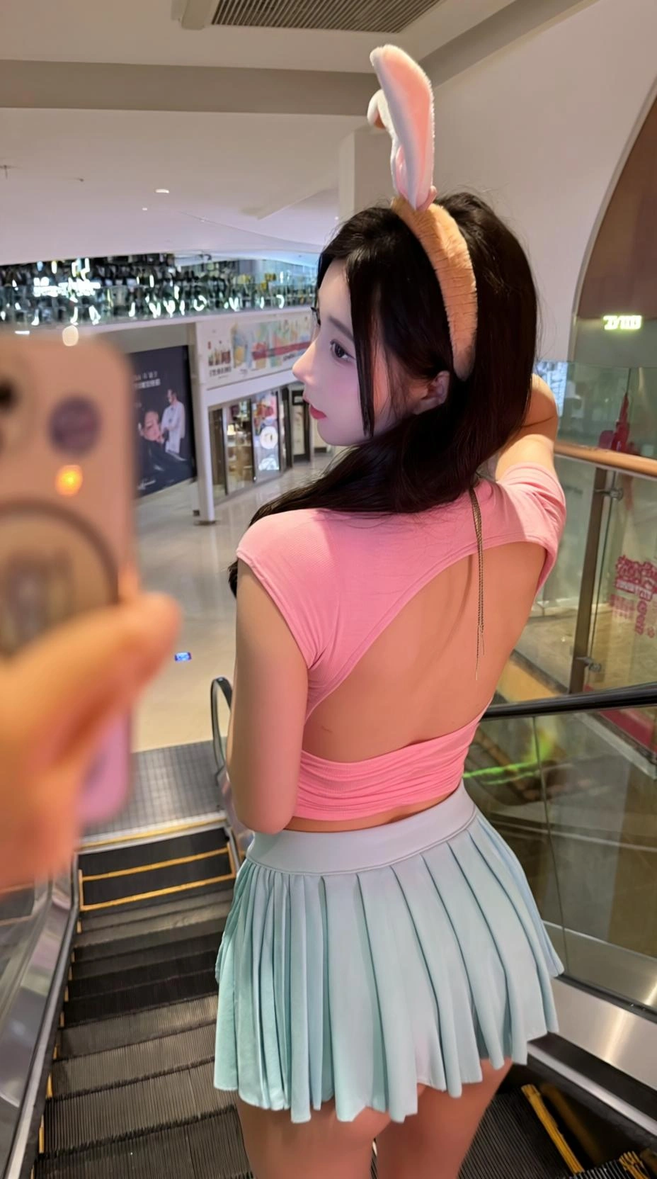 一位二十一岁女性，圆眼带无辜