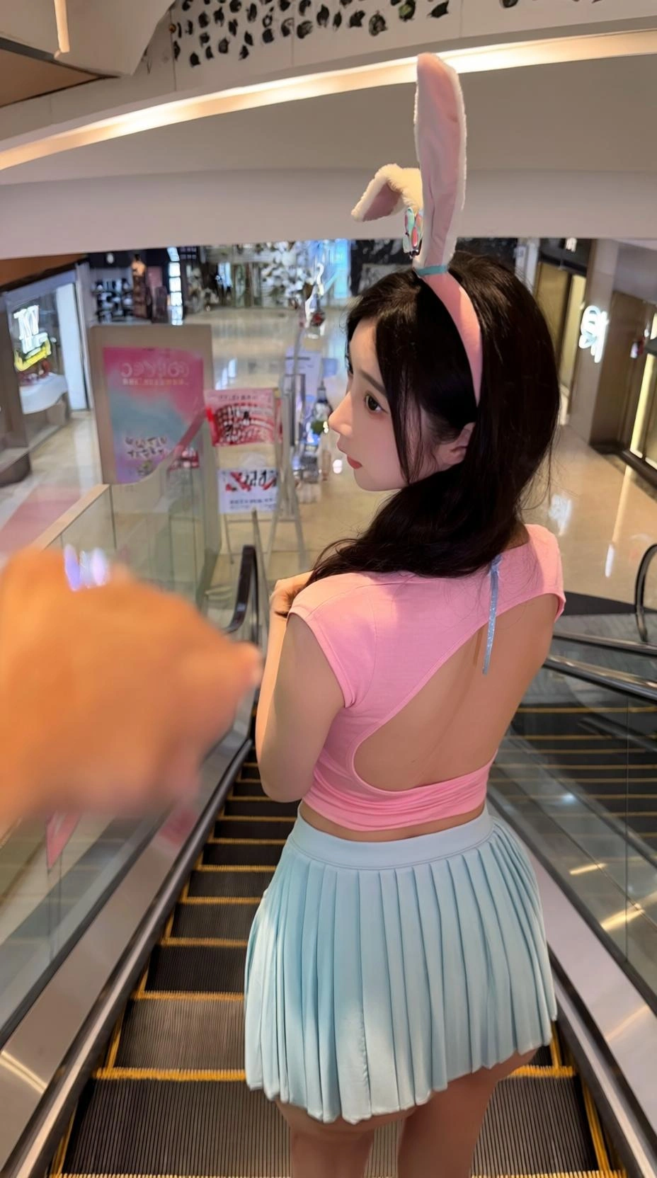 一位二十一岁女性，圆眼带无辜