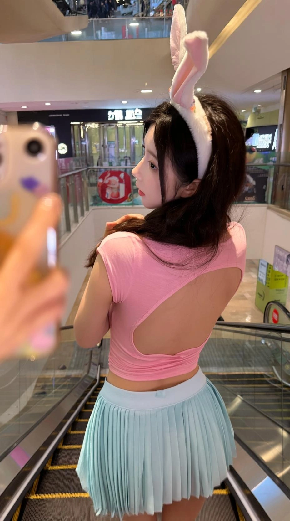 一位二十一岁女性，圆眼带无辜