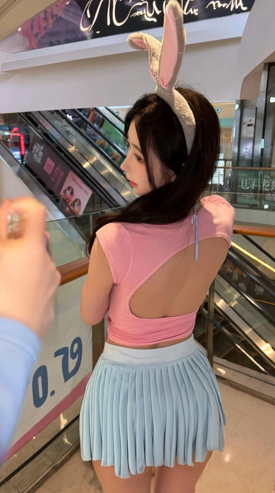 一位二十一岁女性，圆眼带无辜