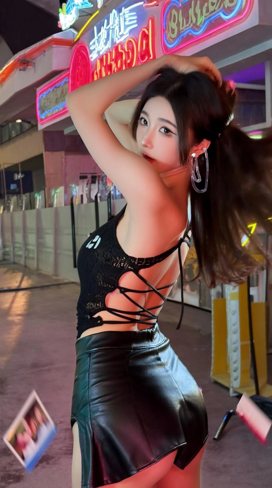 一位二十四岁女性,眼尾上挑带猫系妆,戴透明亚克力耳环,穿黑色镂空绑带露腰上衣配皮质A字短裙 ...