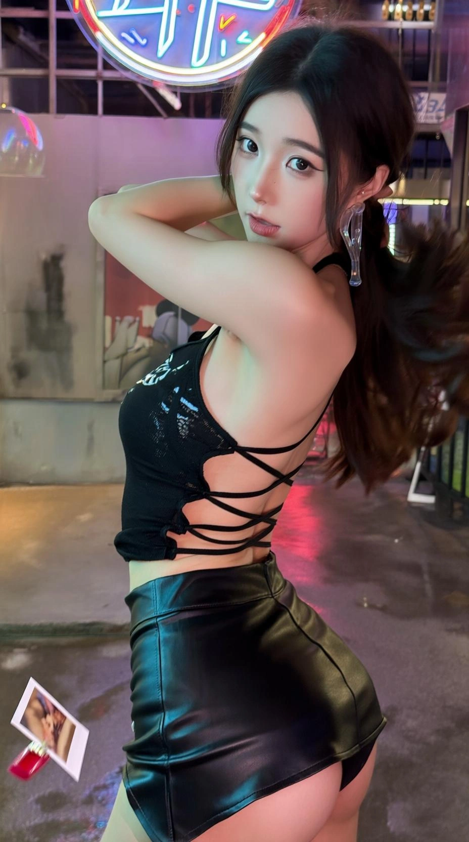 一位二十四岁女性,眼尾上挑带猫系妆,戴透明亚克力耳环,穿黑色镂空绑带露腰上衣配皮质A字短裙 ...