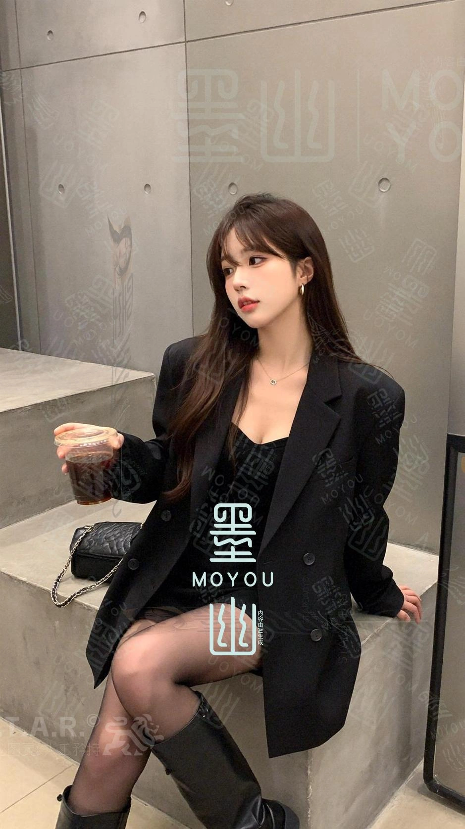 黑西装的都市宣言：她把极简风穿成了高级感剧本