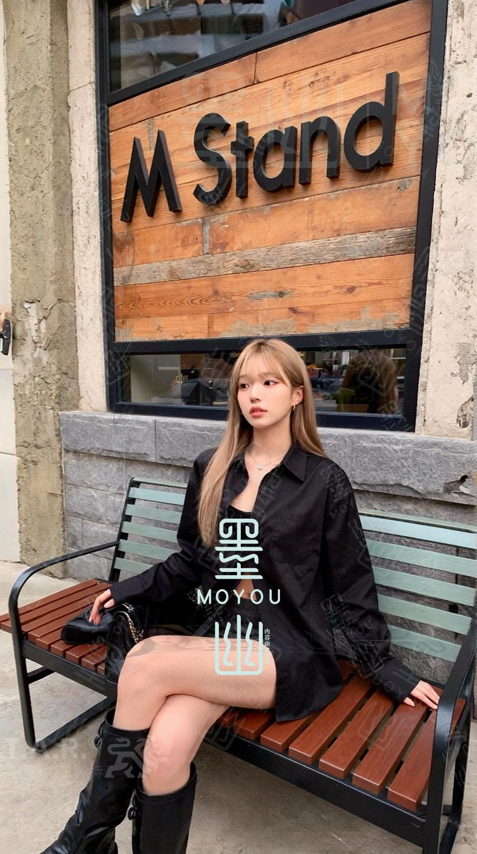 M Stand 前的黑色格调：一杯咖啡与一身穿搭的都市共鸣