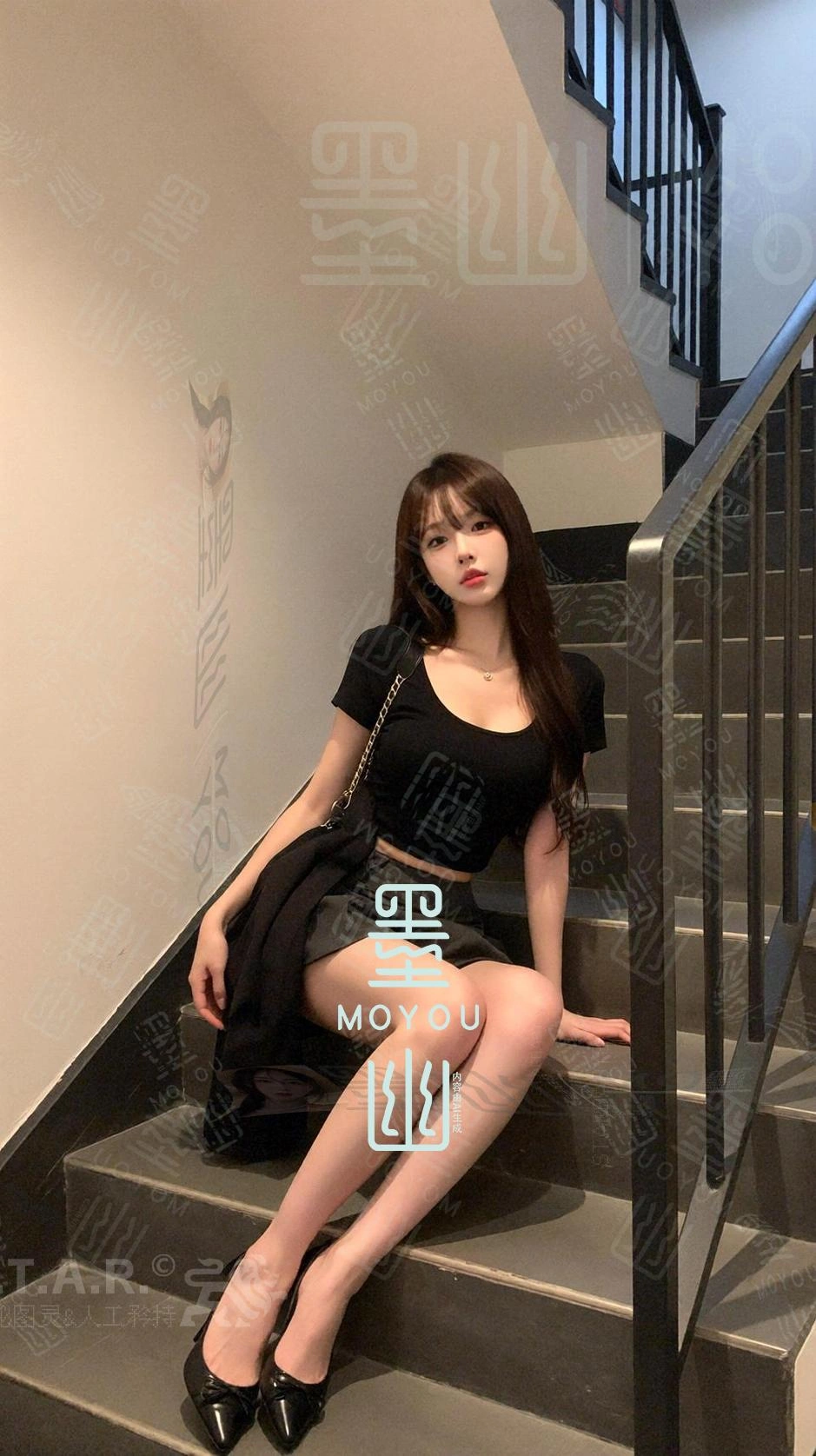 楼梯间的黑色变奏：她把日常穿搭谱成了时尚乐章