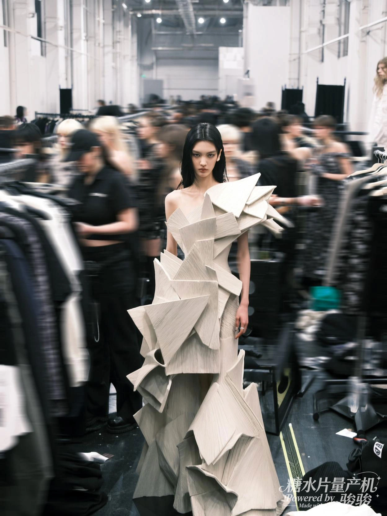 秀场先锋，几何狂想；后台锋芒，设计灵章