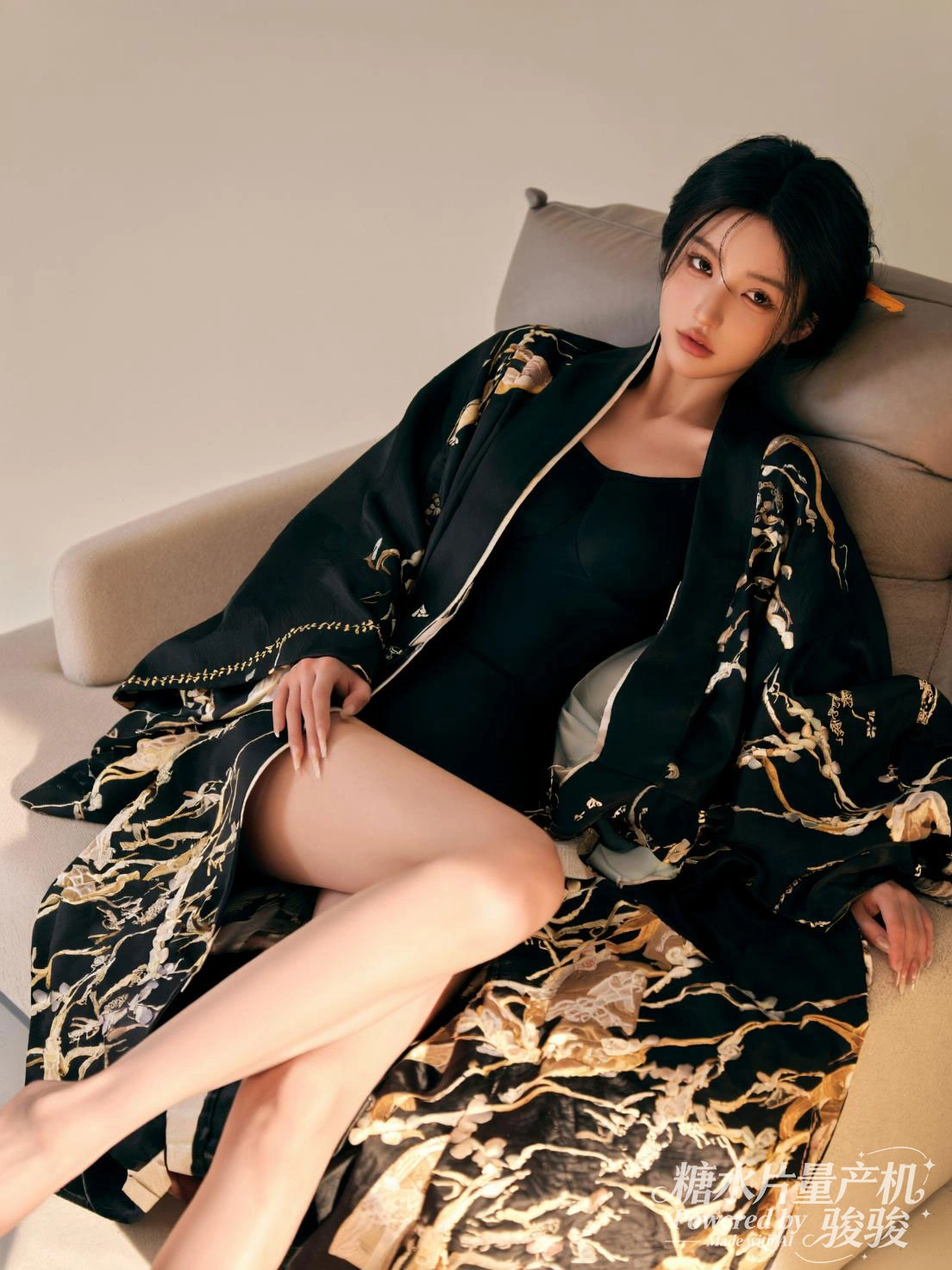 黑金纹样长褂慵懒卧于沙发，在奢华的肌理与慵懒的姿态交融中，摩登雅致里魅惑 ...
