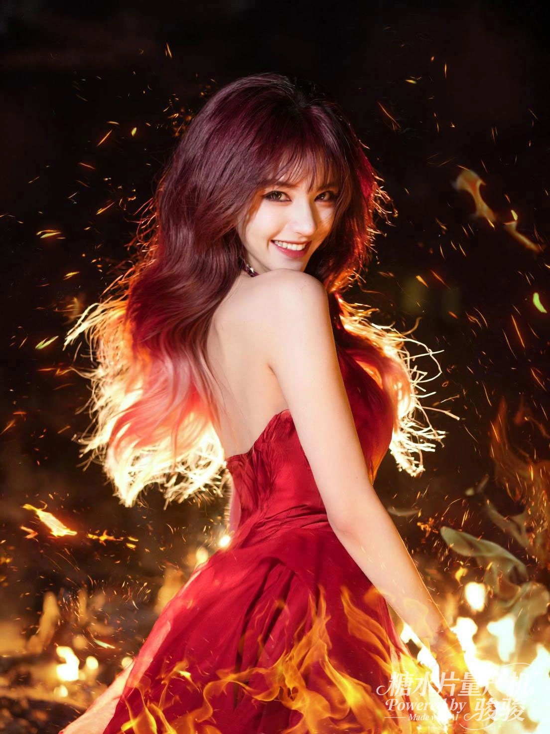 在火焰的绚烂中，身着红色抹胸裙，火花的热烈与裙装的明艳交织