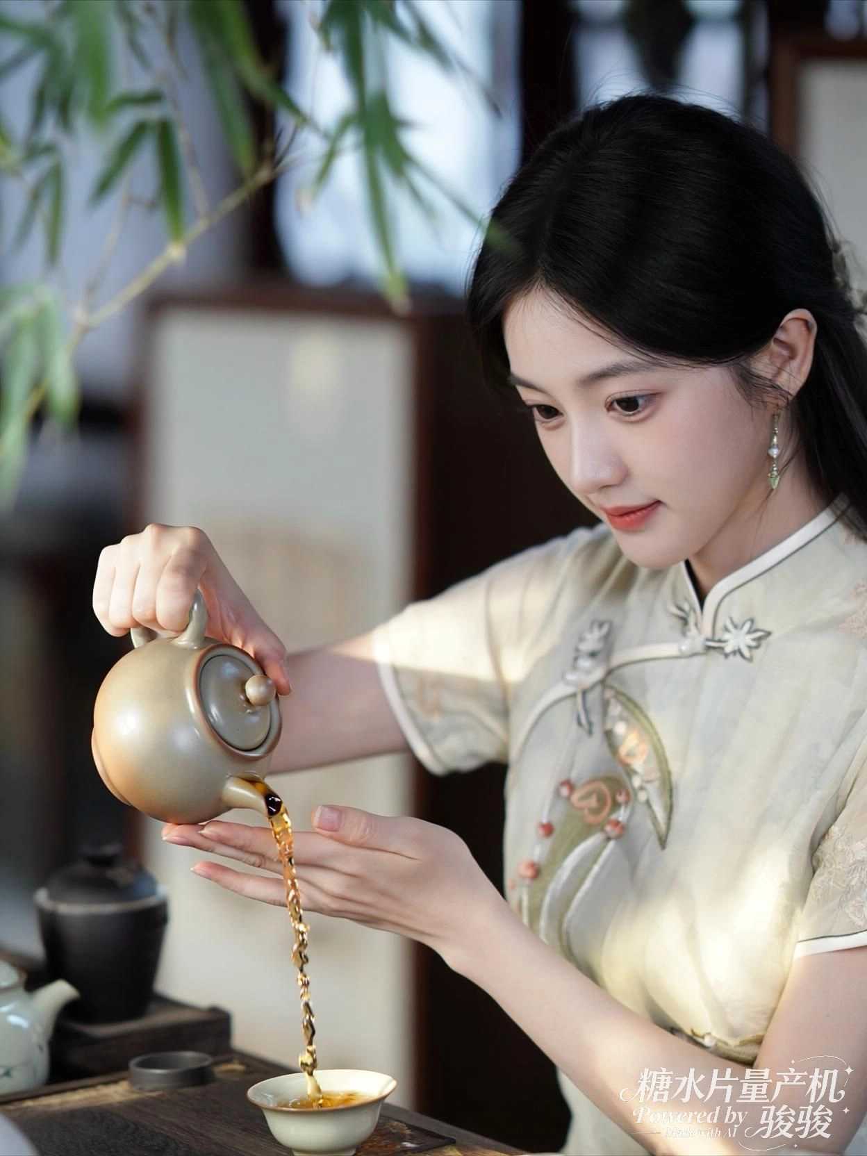 她倚在车门边，风卷发丝，城市在雾中缓缓流动