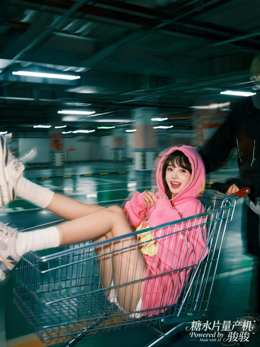 她倚窗而坐，雨痕滑落，孤寂在静默中缓缓呼吸