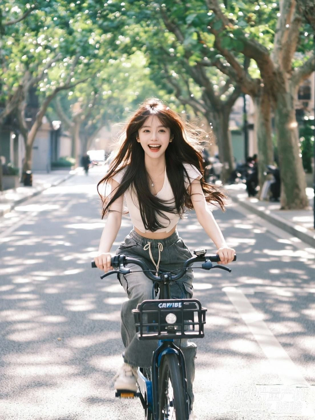 火焰焚尽玫瑰，她立于灰烬中央，微笑如初