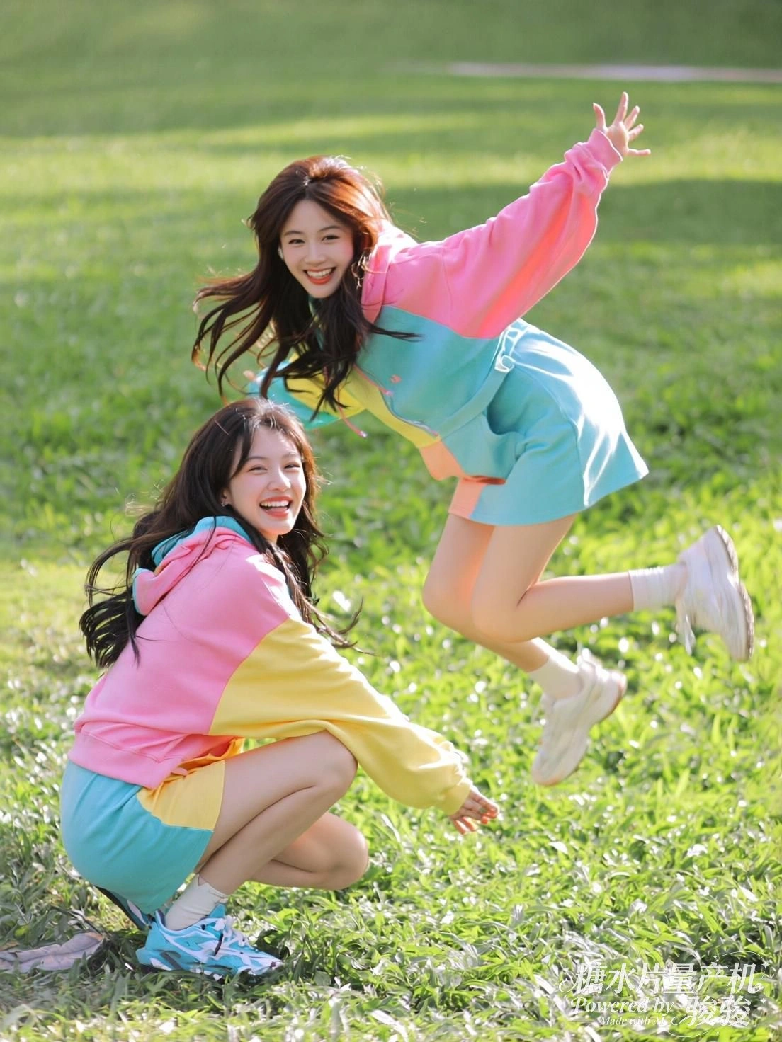 红裙立于纸海，她凝视着世界的喧嚣