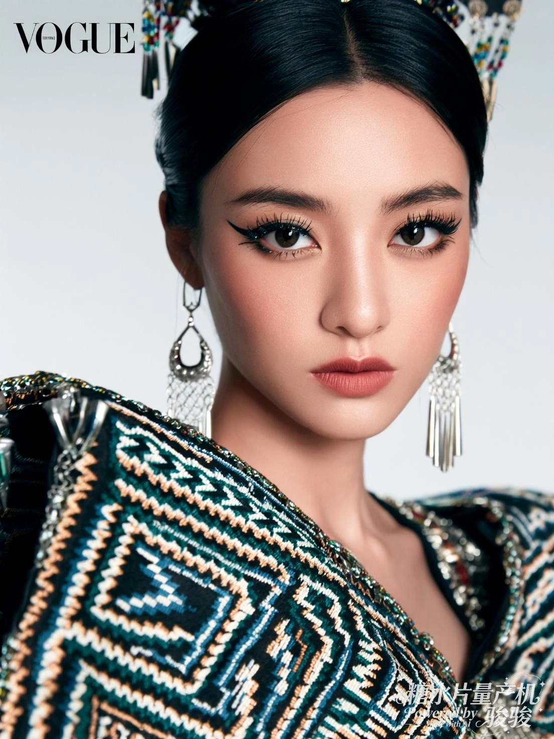 蝶栖发间，她静坐于自然的呼吸之中